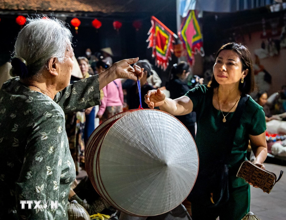 Những chiếc nón thành phẩm có giá dao động từ 40.000-150.000 đồng tùy theo chất lượng, độ bền và độ tỉ mỉ của từng đường khâu. (Ảnh: Vân Chi/TTXVN phát)