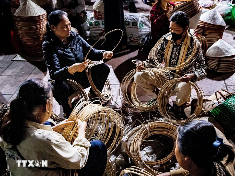 Các vòng tre được vót mỏng, uốn tròn, là phần định hình dáng nón. (Ảnh: Vân Chi/TTXVN phát)
