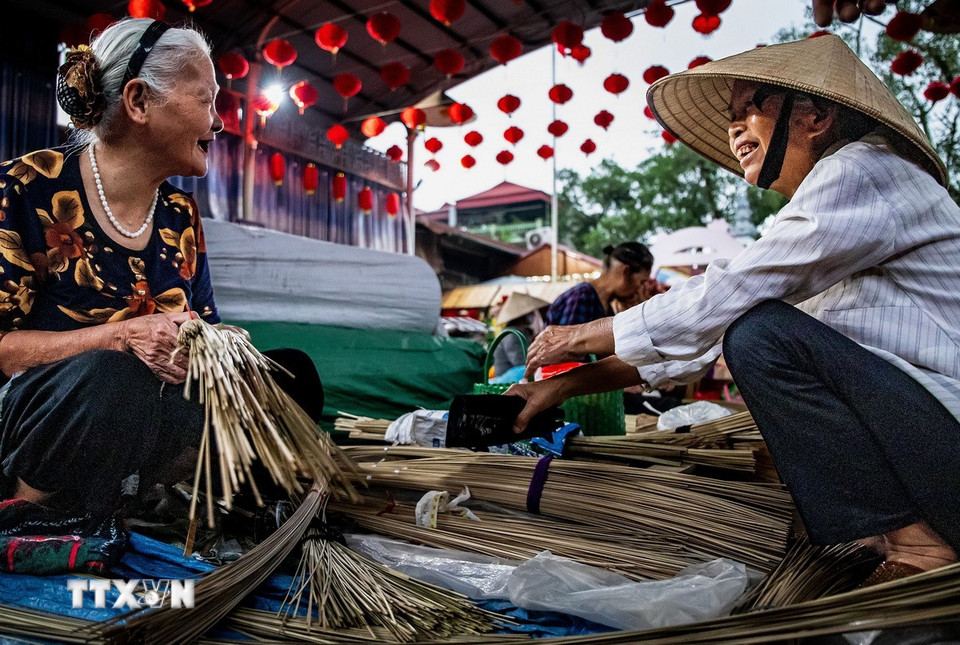 Chợ nón làng Chuông không chỉ là nơi mua bán mà còn là không gian gặp gỡ, trò chuyện, lưu giữ những nếp sinh hoạt thân quen của người dân. (Ảnh: Vân Chi/TTXVN phát)