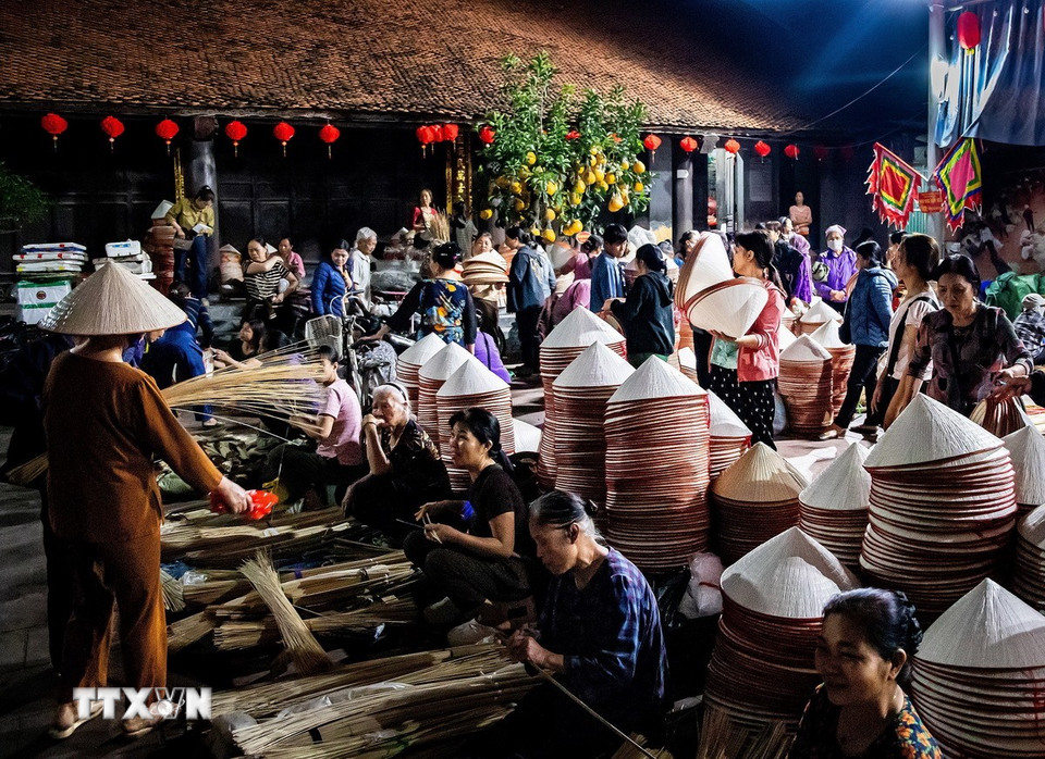 Phiên chợ nón làng Chuông họp theo các ngày 4, 10, 14, 20, 24 và 30 âm lịch hằng tháng, diễn ra từ khoảng 4 giờ 30-7 giờ sáng. (Ảnh: Vân Chi/TTXVN phát)