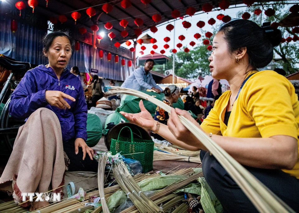 Việc trao đổi, mua bán nguyên liệu diễn ra trực tiếp giữa người dân trong làng, hình thành chuỗi cung ứng khép kín ngay trong làng nghề. (Ảnh: Vân Chi/TTXVN phát)