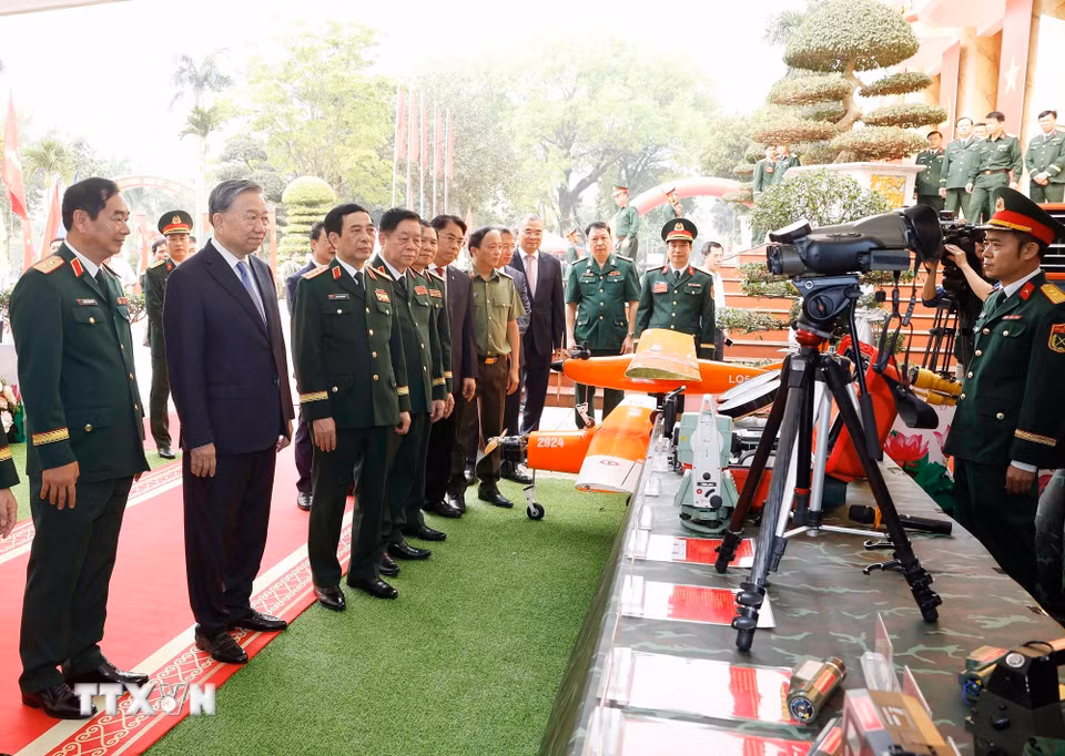 Tổng Bí thư, Chủ tịch nước Tô Lâm tham quan khu trưng bày các khí tài của Quân khu 1. (Ảnh: Thống Nhất/TTXVN)
