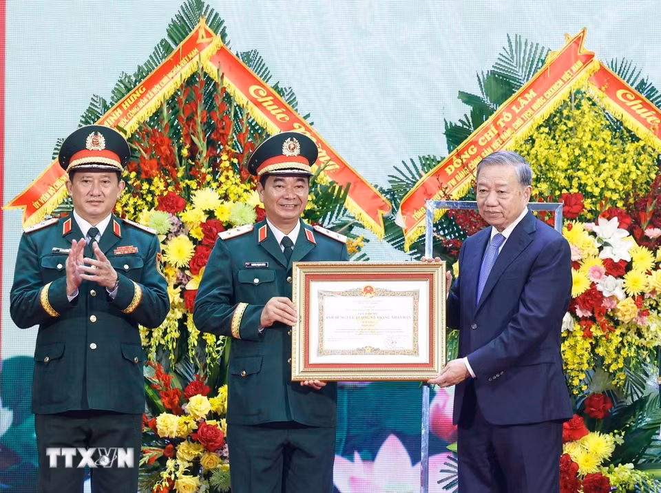 Tổng Bí thư, Chủ tịch nước Tô Lâm trao Danh hiệu Anh hùng Lực lượng vũ trang nhân dân tặng Quân khu 1. (Ảnh: Thống Nhất/TTXVN)