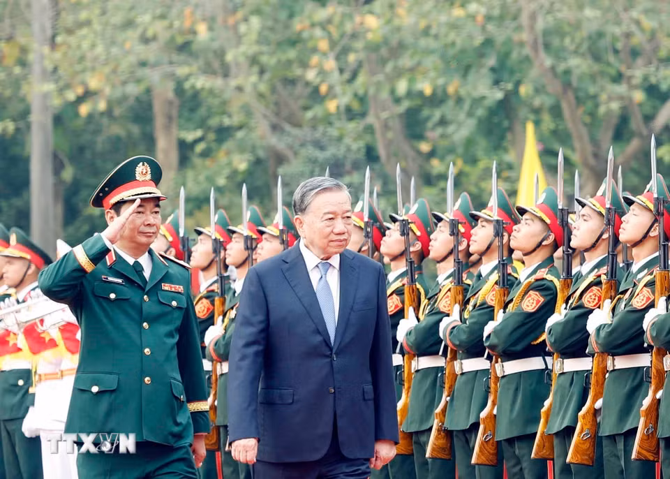 Tổng Bí thư, Chủ tịch nước Tô Lâm, Bí thư Quân ủy Trung ương, dự Lễ đón nhận Danh hiệu Anh hùng Lực lượng vũ trang nhân dân của Quân khu 1. (Ảnh: Thống Nhất/TTXVN)