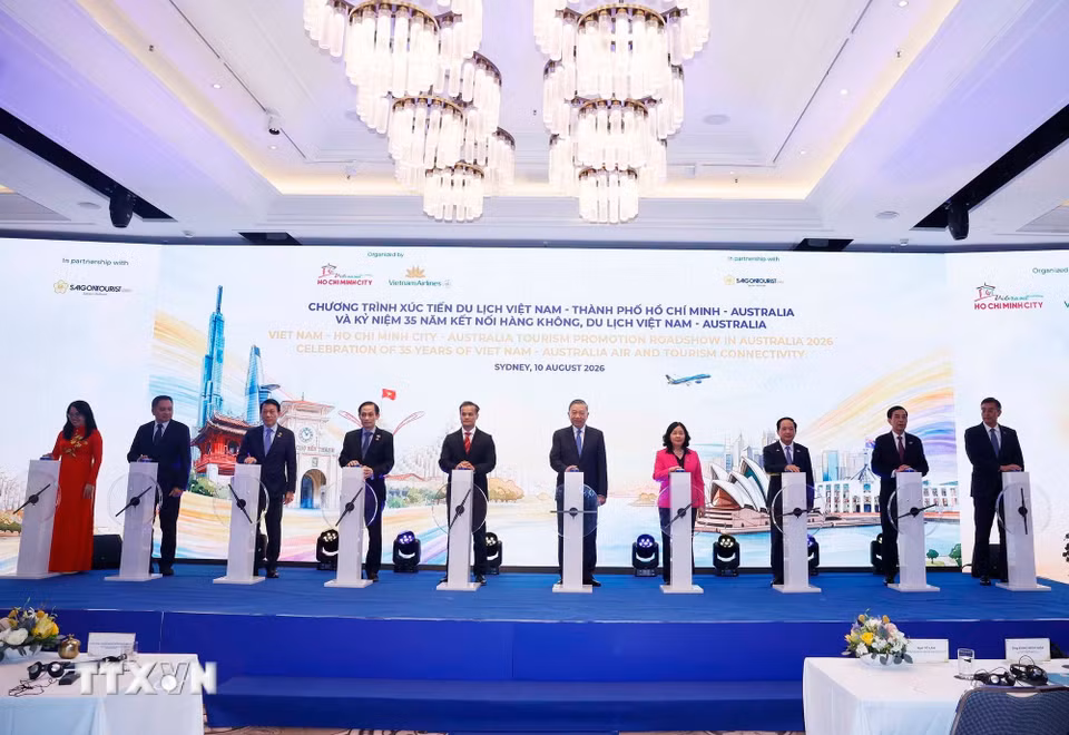 Tổng Bí thư, Chủ tịch nước Tô Lâm và các đại biểu thực hiện nghi thức kỷ niệm 35 năm kết nối hàng không, du lịch Việt Nam-Australia. (Ảnh: Thống Nhất/TTXVN)