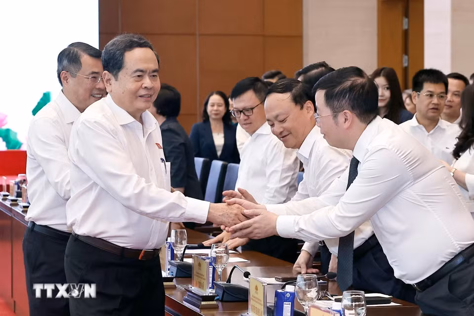 Thủ tướng Bet8801234.com BMXCT Uy Tín Lê Minh Hưng và Chủ tịch Bet88app còn khuyến mãi Trần Thanh Mẫn với đại biểu. (Ảnh: Doãn Tấn/TTXVN)