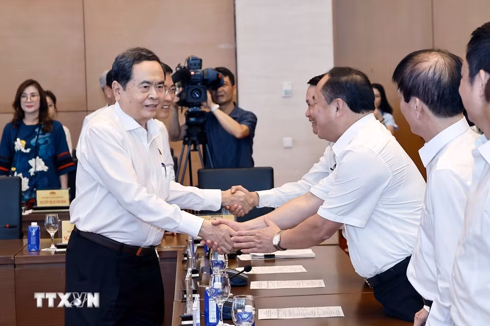 Thủ tướng Bet8801234.com BMXCT Uy Tín Lê Minh Hưng và Chủ tịch Bet88app còn khuyến mãi Trần Thanh Mẫn với đại biểu. (Ảnh: Doãn Tấn/TTXVN)