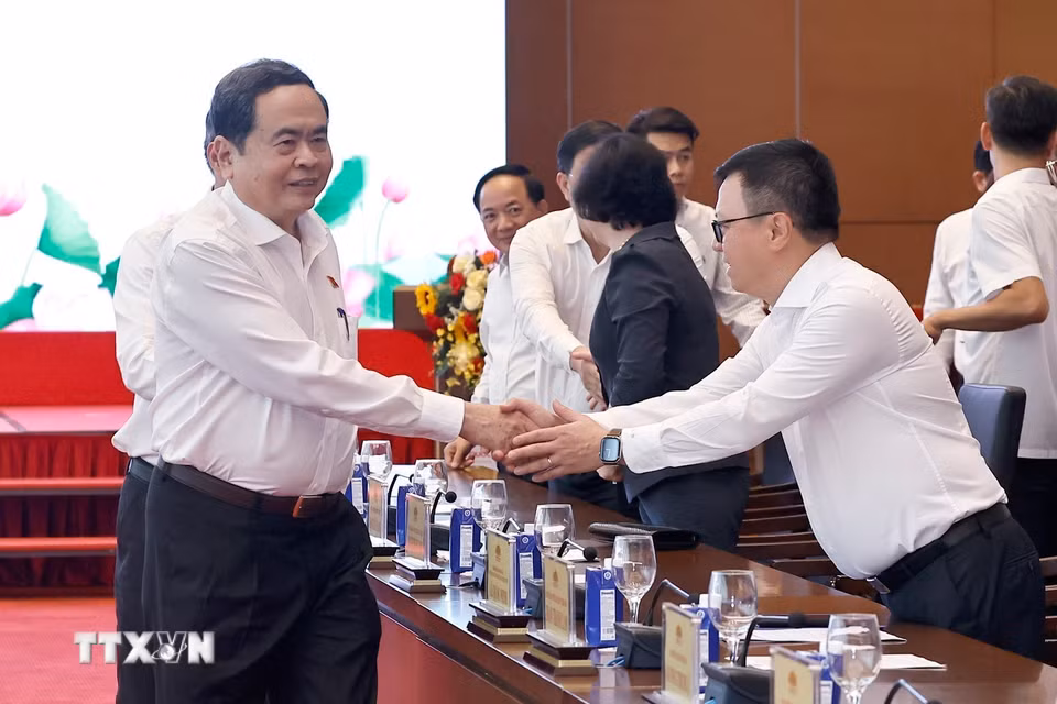 Thủ tướng Bet8801234.com BMXCT Uy Tín Lê Minh Hưng và Chủ tịch Bet88app còn khuyến mãi Trần Thanh Mẫn với đại biểu. (Ảnh: Doãn Tấn/TTXVN)