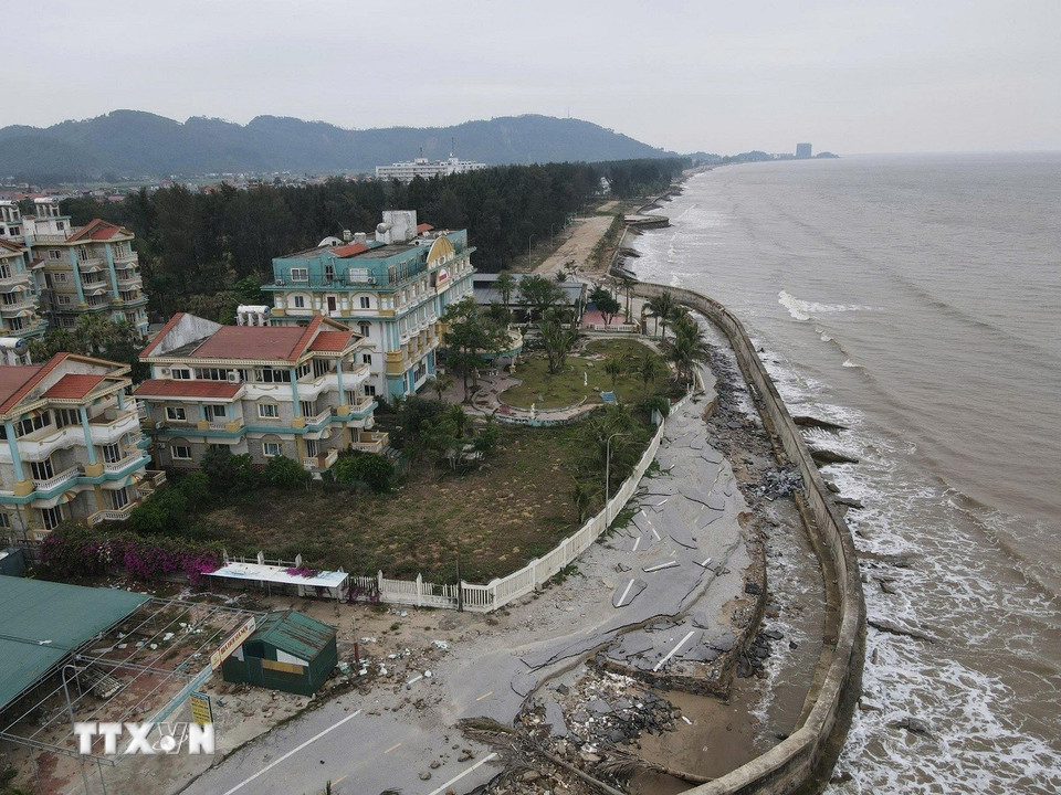 Đáng lo ngại, các vị trí sạt lở vẫn đang tiếp tục lấn sâu vào khu dân cư và hạ tầng khu du lịch. (Ảnh: Hoa Mai/TTXVN)