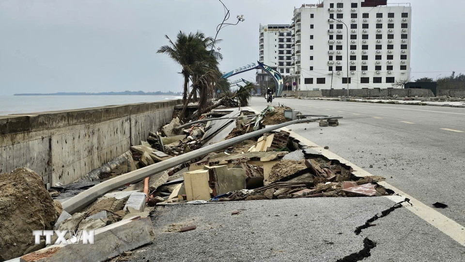 Hệ thống hạ tầng phụ trợ như đèn chiếu sáng, cột điện, hệ thống trang trí dọc theo tuyến đường... bị tàn phá nặng nề, gãy đổ, xiêu vẹo. (Ảnh: Hoa Mai/TTXVN)