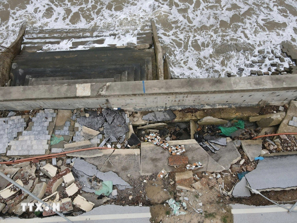 Phía trong và phía ngoài bờ kè ở xã Hoằng Tiến bị sóng lớn và triều cường phá hủy gây sụt lún, hư hỏng nghiêm trọng. (Ảnh: Hoa Mai/TTXVN)