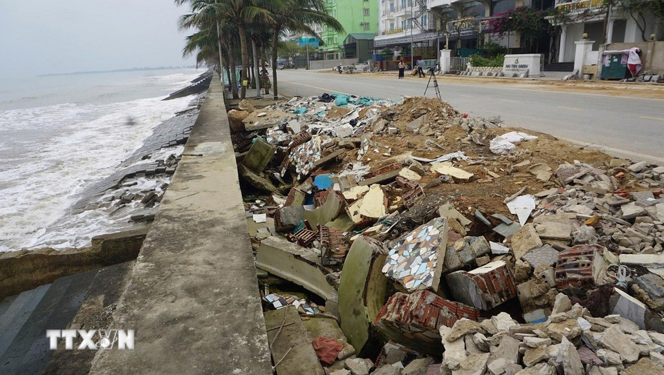 Tuyến đường giao thông dọc tuyến kè bị sập gãy, phía giáp tường chắn sóng đất cát nền đã bị sụt, sạt hoàn toàn. (Ảnh: Hoa Mai/TTXVN)