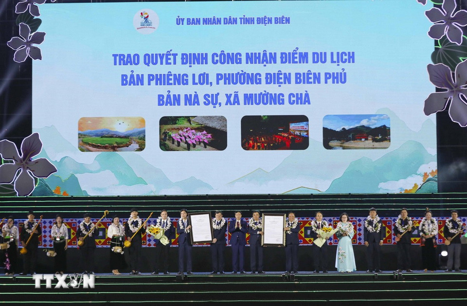 Trao Quyết định công nhận điểm du lịch cộng đồng cho bản Phiêng Lơi (phường Điện Biên Phủ) và bản Nà Sự (xã Mường Chà). (Ảnh: Xuân Tư/TTXVN)