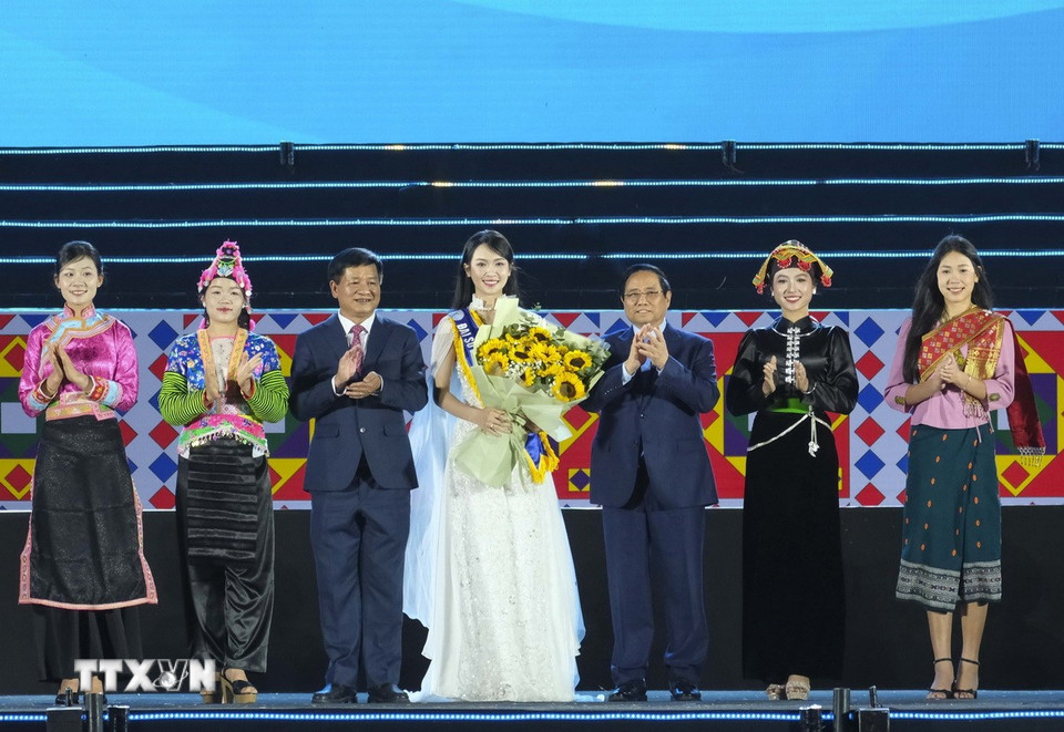 Thủ tướng Phạm Minh Chính cùng lãnh đạo tỉnh Điện Biên chúc mừng Tân Đại sứ Du lịch tỉnh Điện Biên - Á Hậu Vũ Thúy Quỳnh. (Ảnh: Xuân Tư/TTXVN)