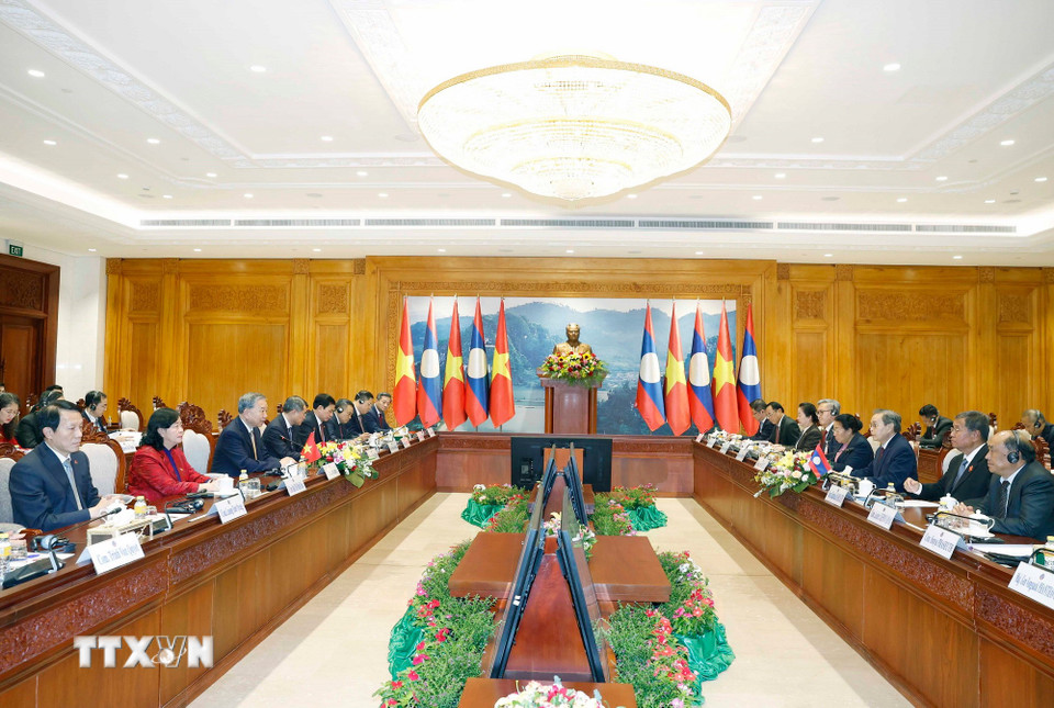 Tổng Bí thư Tô Lâm hội kiến Chủ tịch Quốc hội Lào Saysomphone Phomvihane. (Ảnh: Thống Nhất/TTXVN)