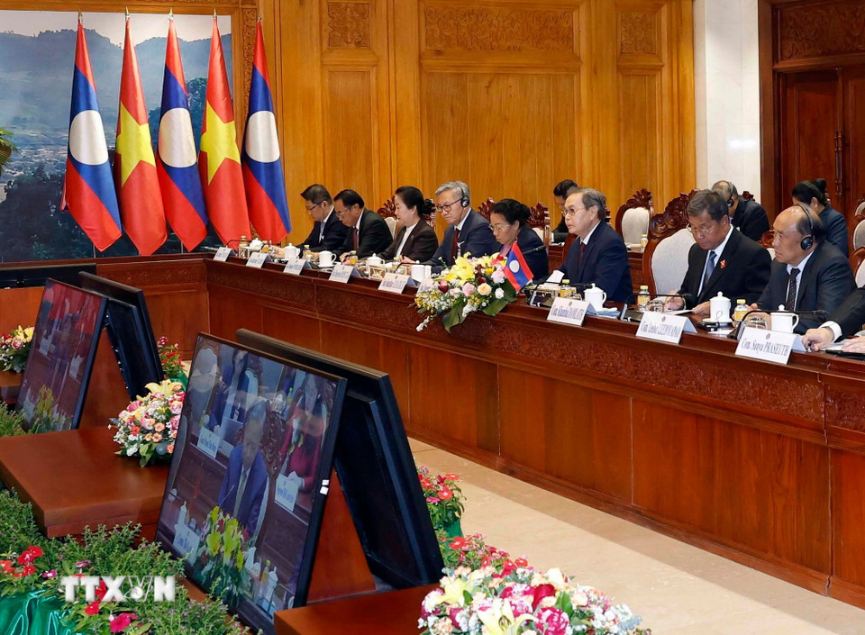 Chủ tịch Quốc hội Saysomphone Phomvihane cùng các thành viên đoàn Lào tại cuộc hội kiến Tổng Bí thư Tô Lâm. (Ảnh: Thống Nhất/TTXVN)