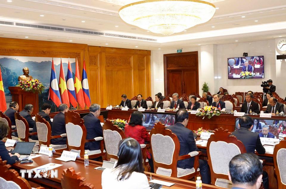 Tổng Bí thư Tô Lâm hội kiến Chủ tịch Quốc hội Lào Saysomphone Phomvihane. (Ảnh: Thống Nhất/TTXVN)