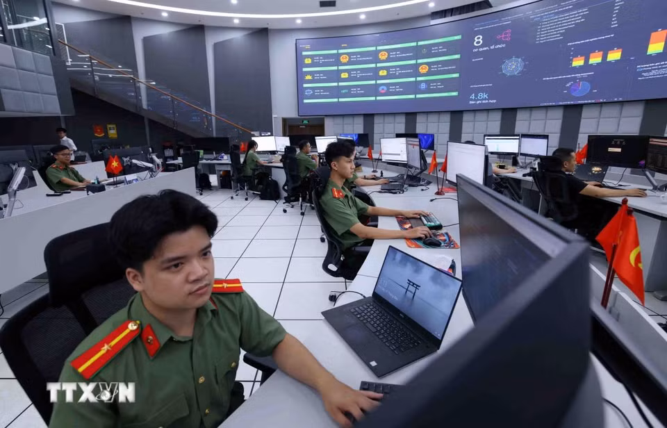 Cuộc chiến của lực lượng An ninh mạng với tin tặc là một cuộc chiến thực sự - không tiếng súng, không kẻ thù lộ mặt, nhưng hậu quả nếu thua thì hàng triệu người dân sẽ cảm nhận ngay lập tức. (Ảnh: Phạm Kiên/TTXVN)