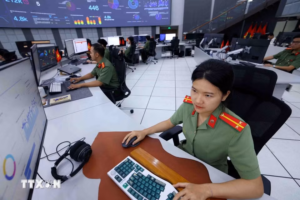 Tinh thần làm việc luôn được duy trì sự nghiêm túc, tập trung tại khu vực làm việc của những người lính bảo vệ vững chắc chủ quyền số quốc gia trên không gian mạng. (Ảnh: Phạm Kiên/TTXVN)