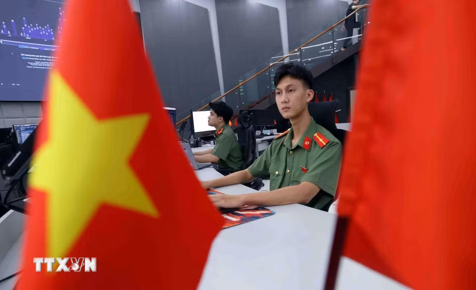 Bảo vệ vững chắc chủ quyền số quốc gia trên không gian mạng là trách nhiệm và nghĩa vụ thiêng liêng của mỗi người chiến sỹ Cục An ninh mạng và phòng, chống tội phạm sử dụng công nghệ cao. (Ảnh: Phạm Kiên/TTXVN)