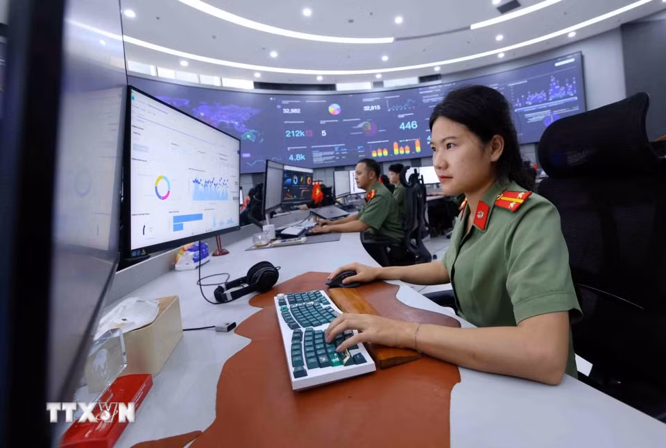 Giây phút căng thẳng của một cán bộ an ninh mạng. Càng trong tình huống áp lực, họ càng phải tỉnh táo hơn đối thủ. (Ảnh: Phạm Kiên/TTXVN)