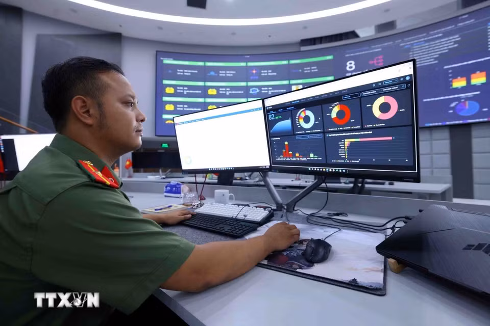 Cán bộ, chiến sỹ Cục An ninh mạng và phòng, chống tội phạm sử dụng công nghệ cao theo dõi biểu đồ xu hướng mã độc, đánh giá trực tiếp các nguy cơ trên không gian ảo. (Ảnh: Phạm Kiên/TTXVN)