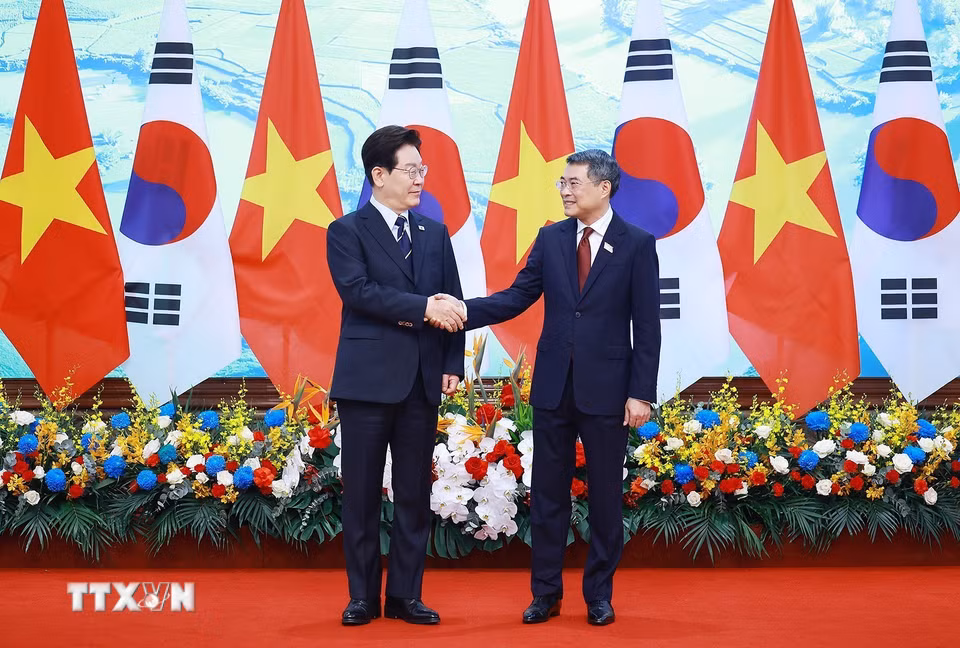 Thủ tướng Lê Minh Hưng hội kiến Tổng thống Hàn Quốc Lee Jae Myung. (Ảnh: Dương Giang/TTXVN)