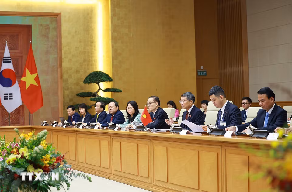 Thủ tướng Lê Minh Hưng và thành viên đoàn Việt Nam tại cuộc hội kiến Tổng thống Hàn Quốc Lee Jae Myung. (Ảnh: Dương Giang/TTXVN)