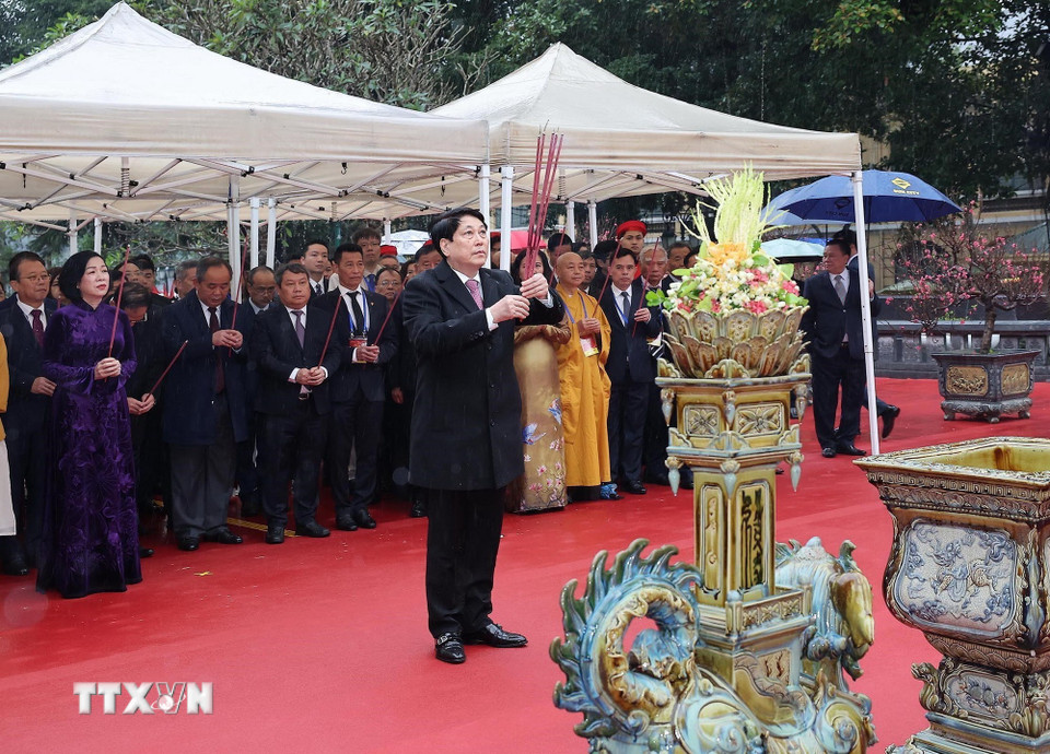 Chủ tịch nước Lương Cường dâng hương trước tượng đài Lý Thái Tổ. (Ảnh: Lâm Khánh/TTXVN)