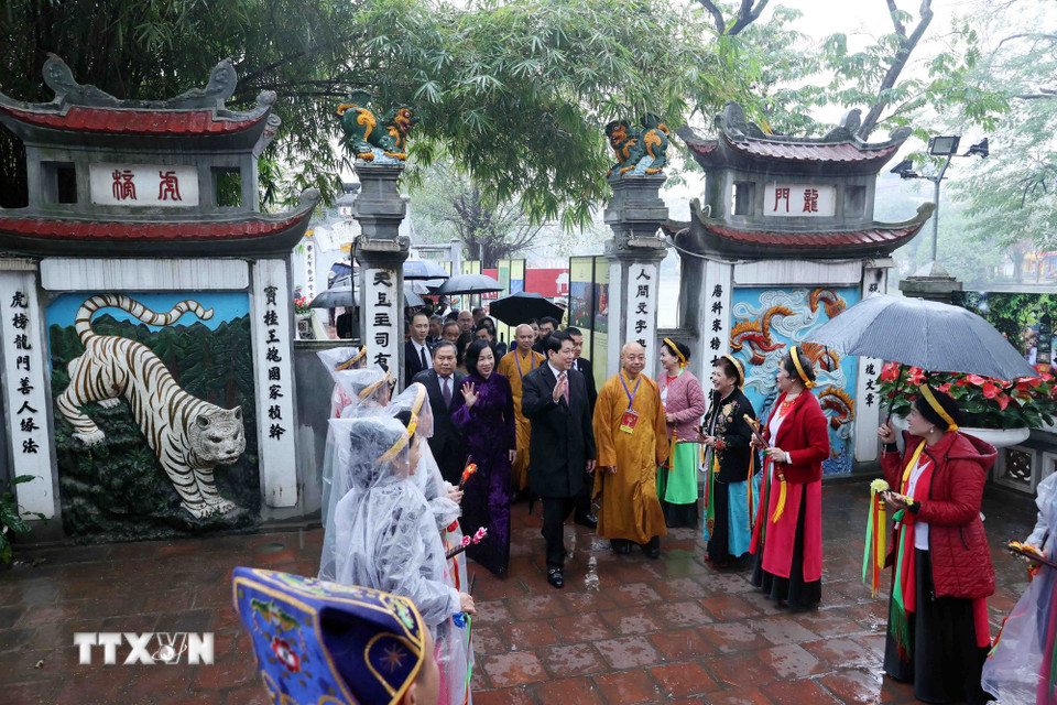 Chủ tịch nước Lương Cường và Phu nhân cùng các đại biểu đến dâng hương tại đền Ngọc Sơn. (Ảnh: TTXVN)