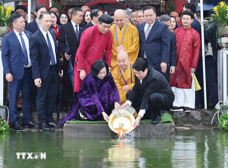Chủ tịch nước Lương Cường và Phu nhân cùng các đại biểu thả cá chép tại Hồ Hoàn Kiếm. (Ảnh: Lâm Khánh/TTXVN)