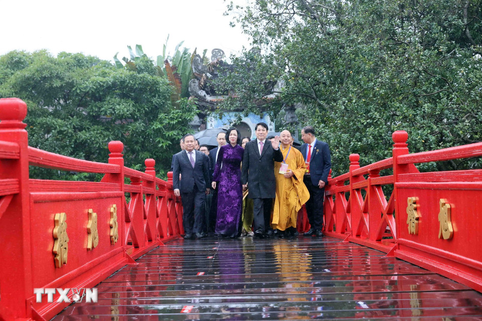 Chủ tịch nước Lương Cường và Phu nhân cùng các đại biểu đến dâng hương tại đền Ngọc Sơn. (Ảnh: TTXVN)