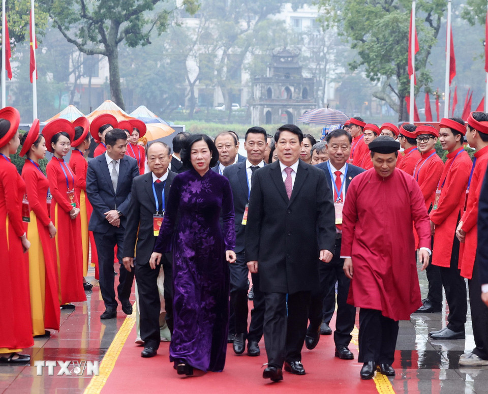 Chủ tịch nước Lương Cường và Phu nhân cùng đại biểu đến dâng hương tại Tượng đài Vua Lý Thái Tổ. (Ảnh: Lâm Khánh/TTXVN)
