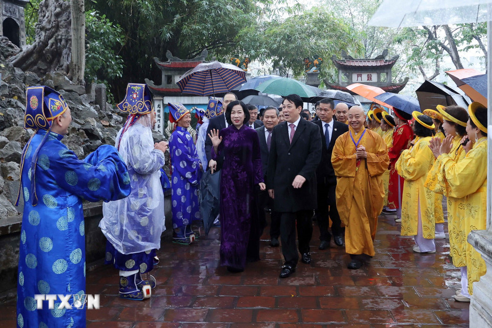 Chủ tịch nước Lương Cường và Phu nhân cùng các đại biểu đến dâng hương tại đền Ngọc Sơn. (Ảnh: TTXVN)