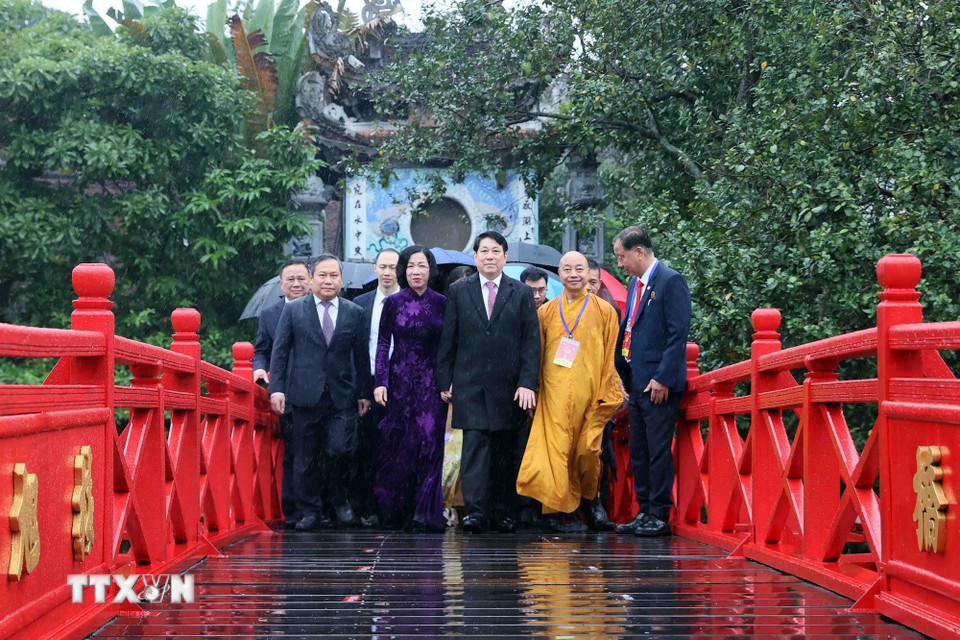 Chủ tịch nước Lương Cường và Phu nhân cùng các đại biểu đến dâng hương tại đền Ngọc Sơn. (Ảnh: TTXVN)