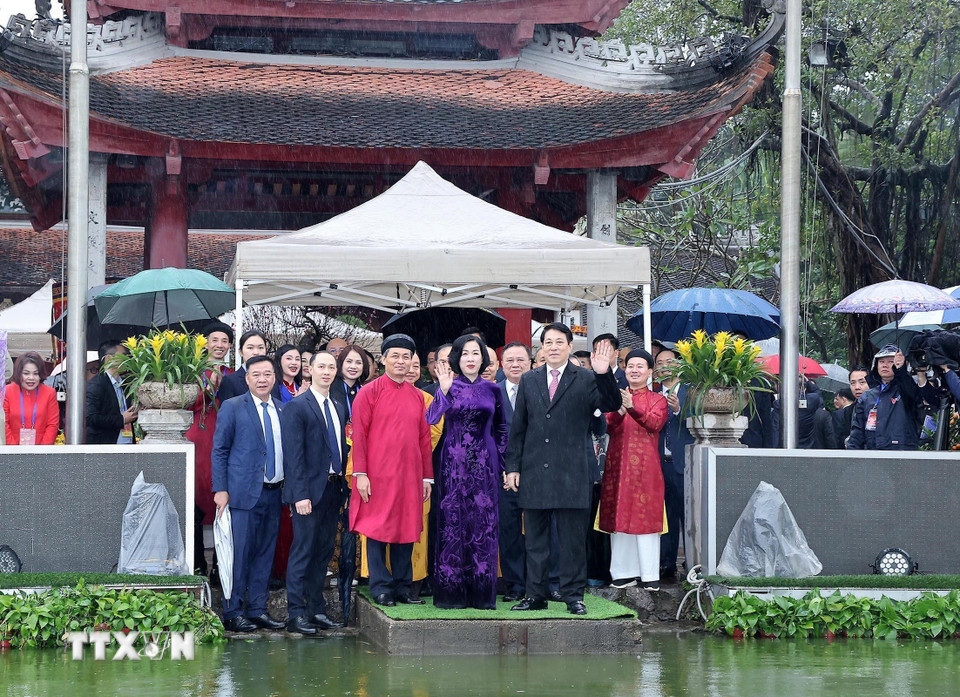 Chủ tịch nước Lương Cường và Phu nhân cùng các đại biểu sau khi thực hiện nghi thức thả cá chép tại Hồ Hoàn Kiếm. (Ảnh: Lâm Khánh/TTXVN)