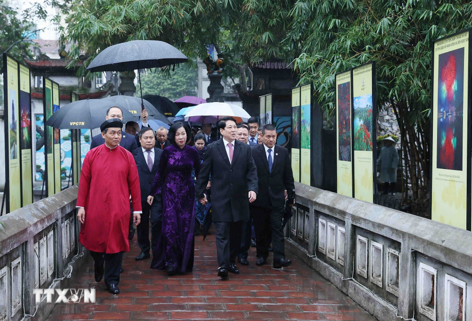 Chủ tịch nước Lương Cường và Phu nhân cùng các đại biểu tham quan Đền Ngọc Sơn. (Ảnh: An Đăng/TTXVN)