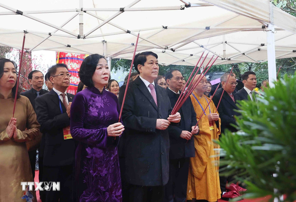 Chủ tịch nước Lương Cường và Phu nhân cùng các đại biểu dâng hương tại Ngọc Sơn. (Ảnh: An Đăng/TTXVN)