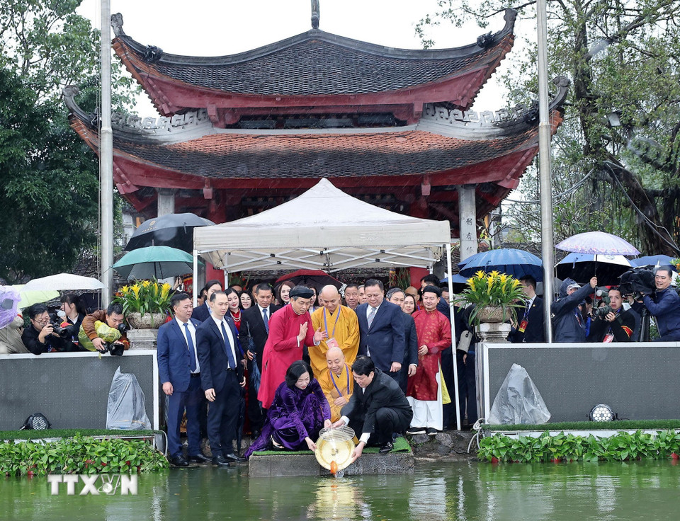 Chủ tịch nước Lương Cường và Phu nhân cùng các đại biểu thả cá chép tại Hồ Hoàn Kiếm. (Ảnh: Lâm Khánh/TTXVN)