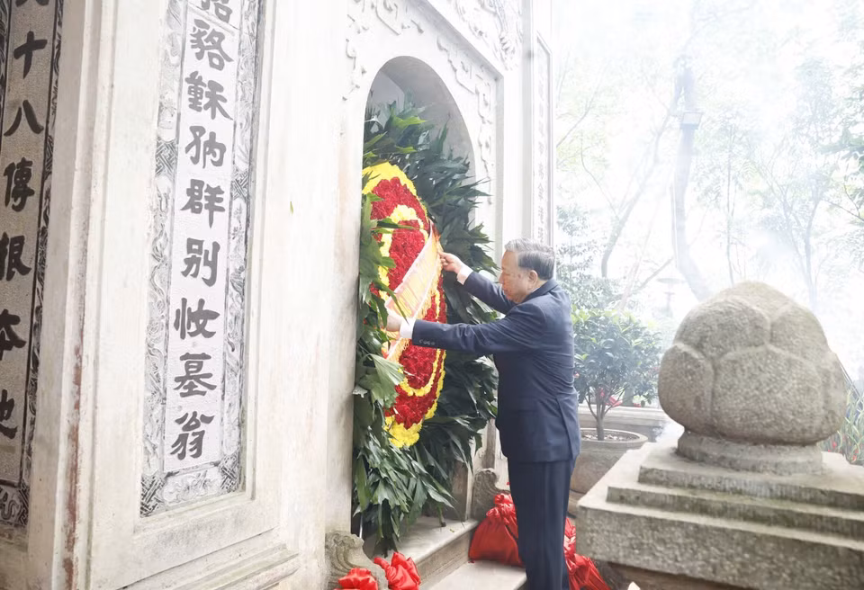 Tổng Bí thư, Chủ tịch nước Tô Lâm dâng hương, dâng hoa tưởng niệm tại Lăng Vua Hùng. (Ảnh: Thống Nhất/TTXVN)