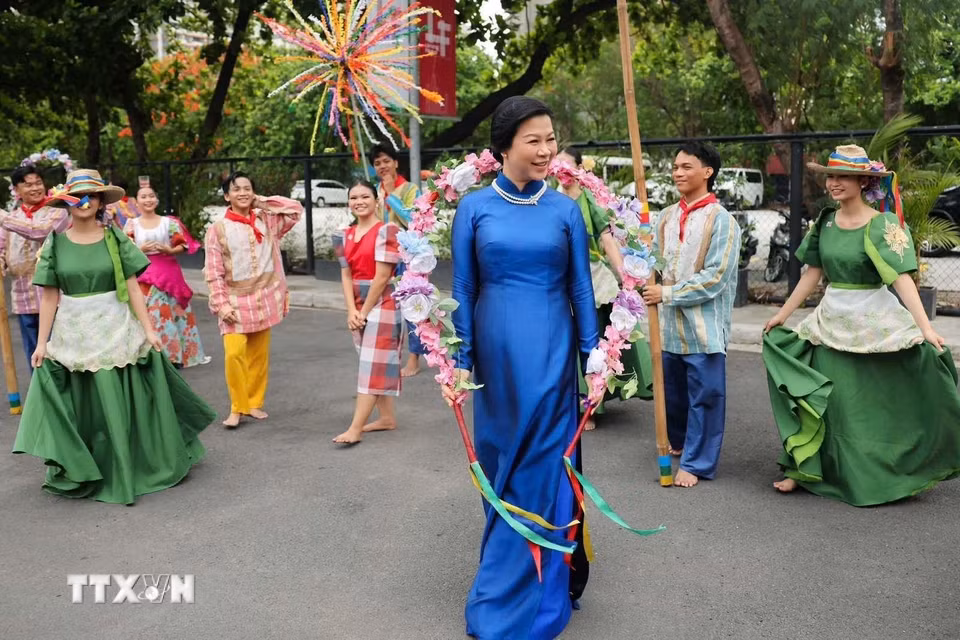 Bà Ngô Phương Ly - Phu nhân Tổng Bí thư, Chủ tịch nước Tô Lâm - tham quan Triển lãm Likha Filipino. (Ảnh: TTXVN phát) ​