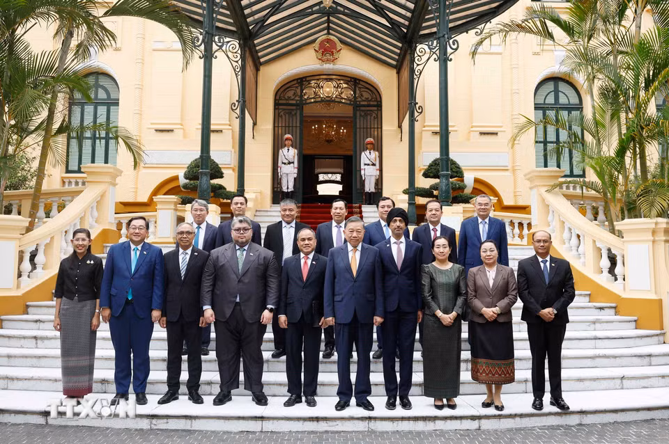Tổng Bí thư, Chủ tịch nước Tô Lâm và các Đại sứ, Đại biện các nước ASEAN tại Hà Nội. (Ảnh: Thống Nhất/TTXVN)