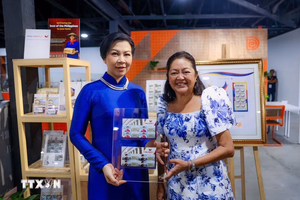Bà Ngô Phương Ly - Phu nhân Tổng Bí thư, Chủ tịch nước Tô Lâm - cùng bà Liza Araneta Marcos - Phu nhân Tổng thống Philippines tham quan Triển lãm Likha Filipino. (Ảnh: TTXVN phát)