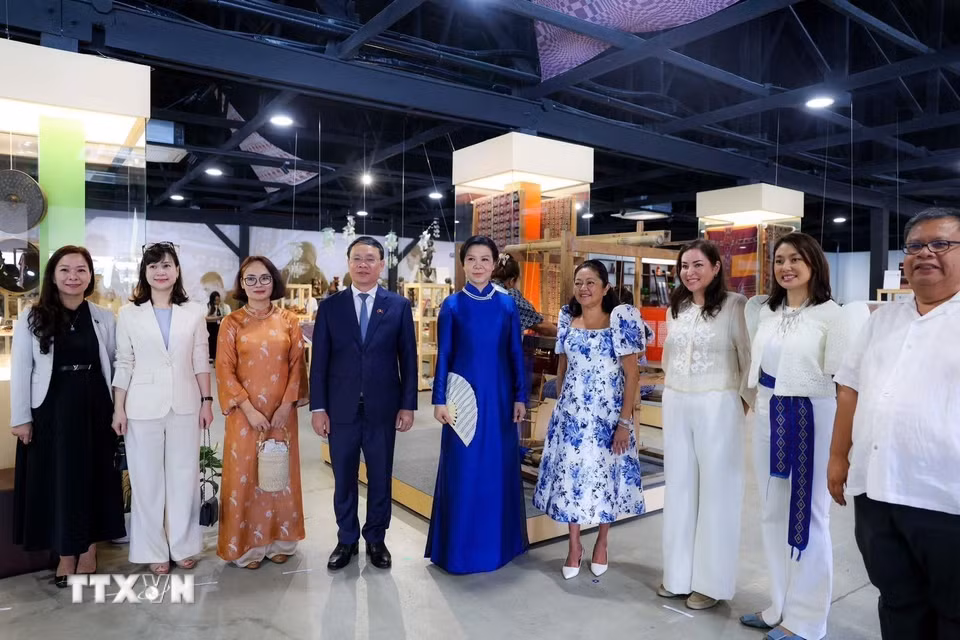 Bà Ngô Phương Ly - Phu nhân Tổng Bí thư, Chủ tịch nước Tô Lâm - cùng bà Liza Araneta Marcos - Phu nhân Tổng thống Philippines - tham quan Triển lãm Likha Filipino. (Ảnh: TTXVN phát)