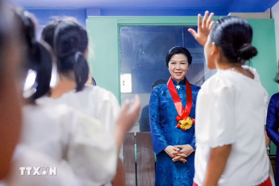 Bà Ngô Phương Ly - Phu nhân Tổng Bí thư, Chủ tịch nước Tô Lâm - thăm Trung tâm Asilo de San Vicente de Paul. (Ảnh: TTXVN phát)