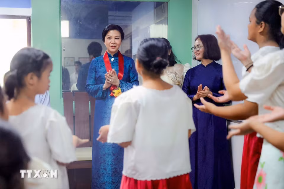 Bà Ngô Phương Ly - Phu nhân Tổng Bí thư, Chủ tịch nước Tô Lâm - thăm Trung tâm Asilo de San Vicente de Paul. (Ảnh: TTXVN phát)