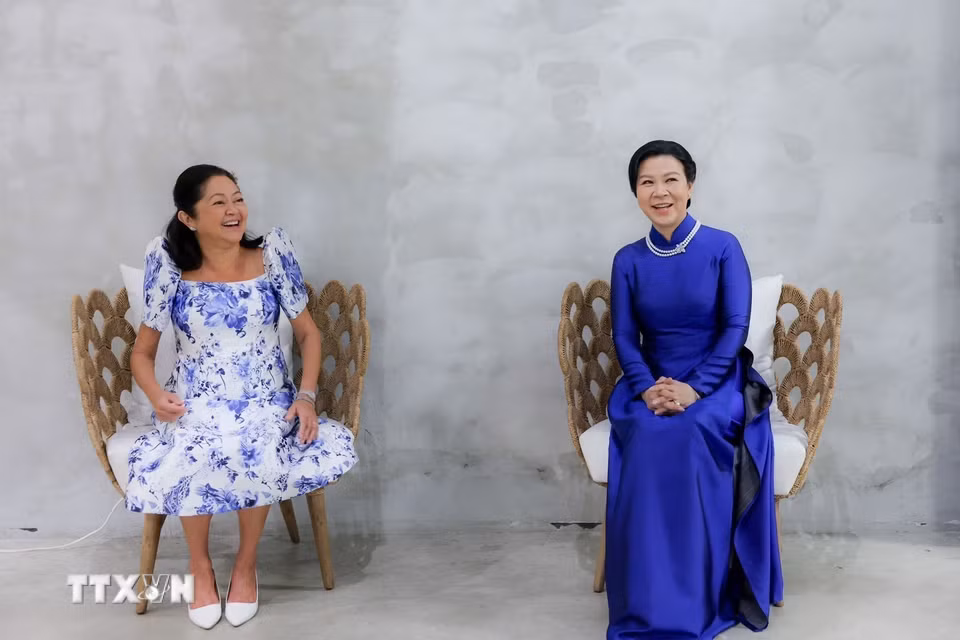 Bà Ngô Phương Ly - Phu nhân Tổng Bí thư, Chủ tịch nước Tô Lâm - tham quan Triển lãm Likha Filipino và thưởng trà cùng bà Liza Araneta Marcos - Phu nhân Tổng thống Philippines. (Ảnh: TTXVN phát)