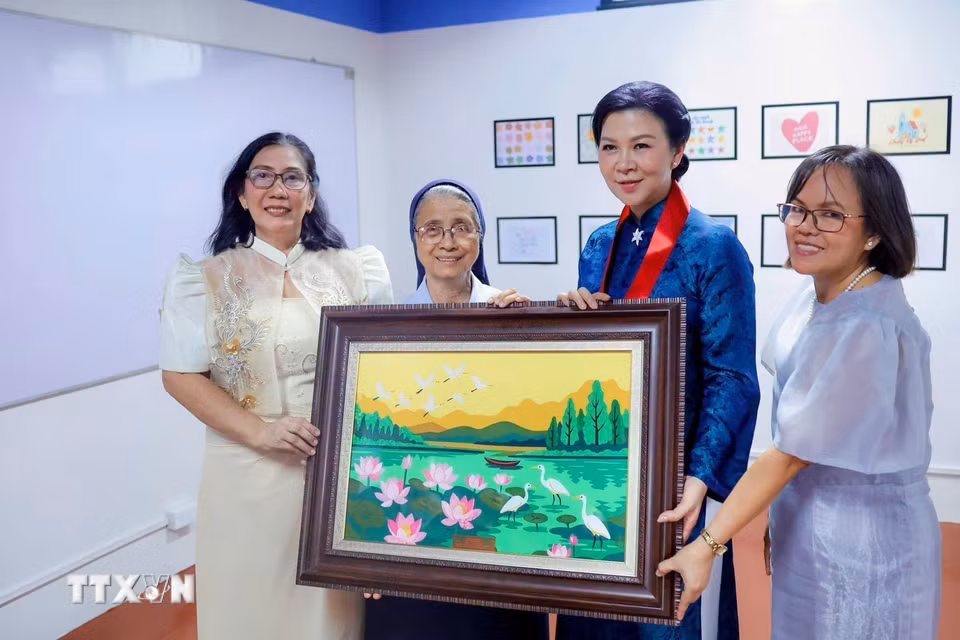 Bà Ngô Phương Ly - Phu nhân Tổng Bí thư, Chủ tịch nước Tô Lâm - thăm Trung tâm Asilo de San Vicente de Paul. (Ảnh: TTXVN phát)