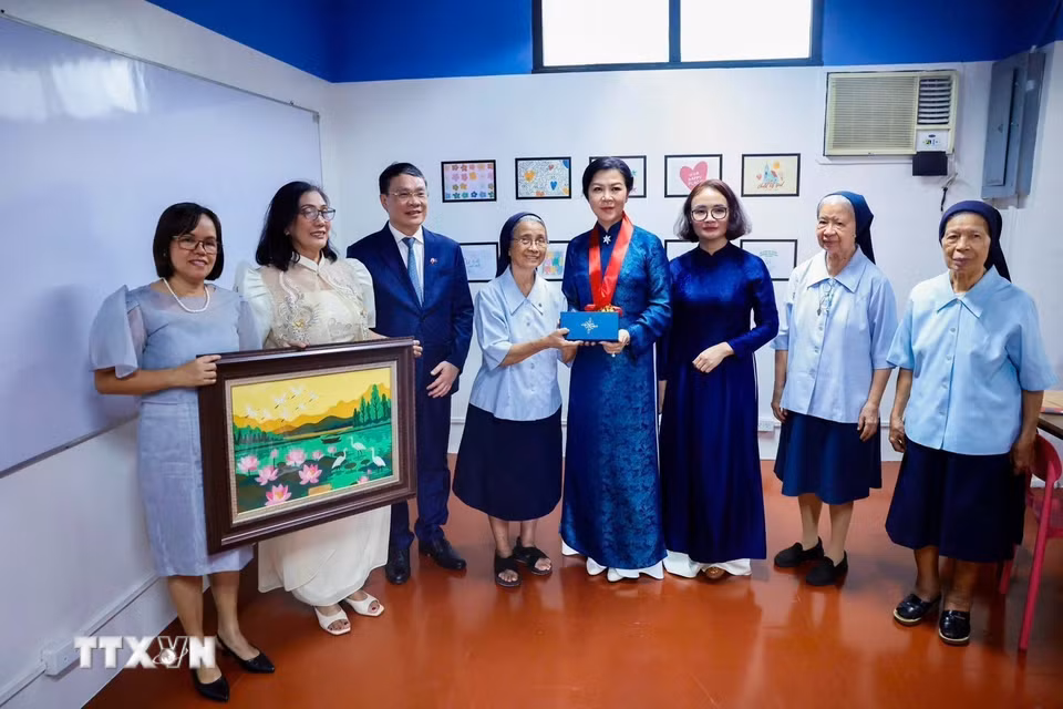 Bà Ngô Phương Ly - Phu nhân Tổng Bí thư, Chủ tịch nước Tô Lâm - thăm Trung tâm Asilo de San Vicente de Paul. (Ảnh: TTXVN phát)