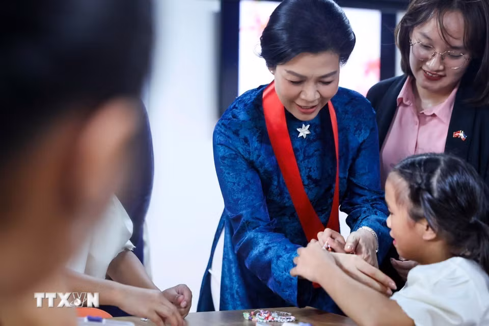 Bà Ngô Phương Ly - Phu nhân Tổng Bí thư, Chủ tịch nước Tô Lâm - thăm Trung tâm Asilo de San Vicente de Paul. (Ảnh: TTXVN phát)